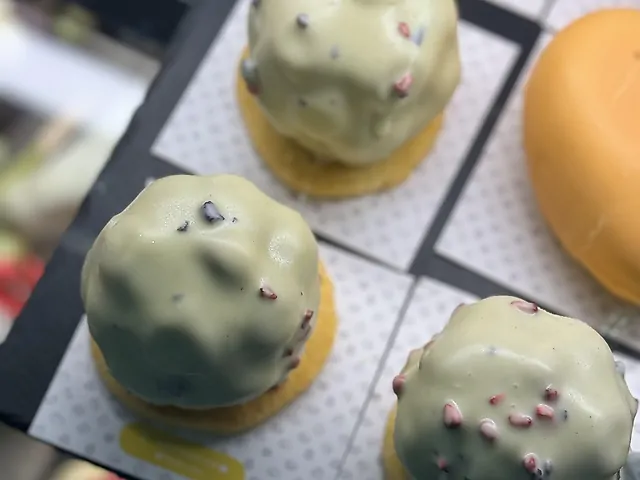 Вишенка в шоколаді