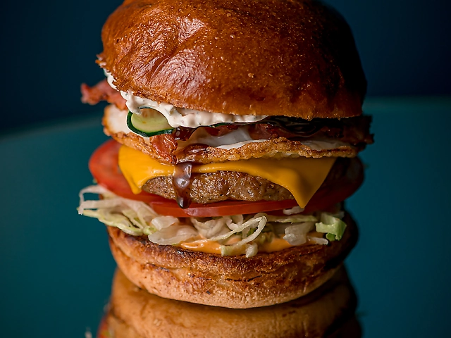 Бургер зі свининою та беконом