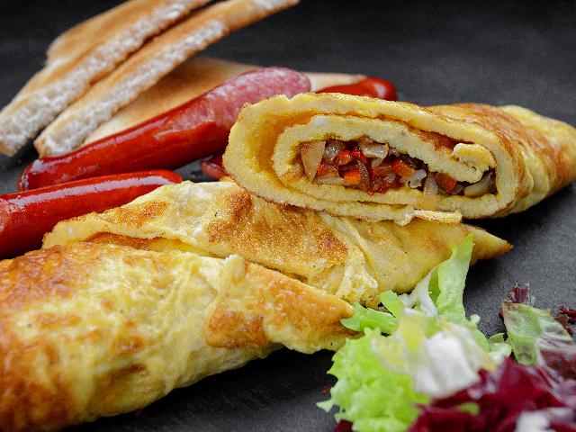 Омлет з овочами та ковбасами
