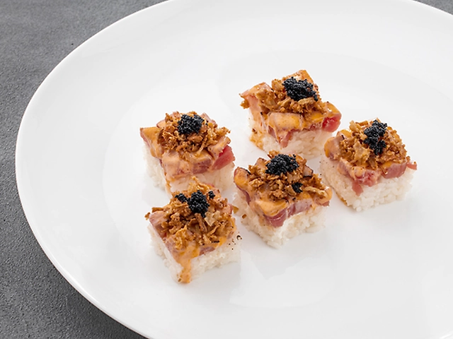 Суші-кейк з тунцем