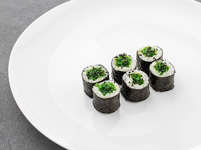 Макі рол з водоростями чука