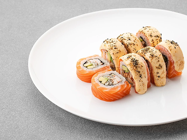 Рол з лососем та сирним соусом