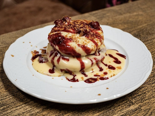 Cherry Pancakes з заварним кремом