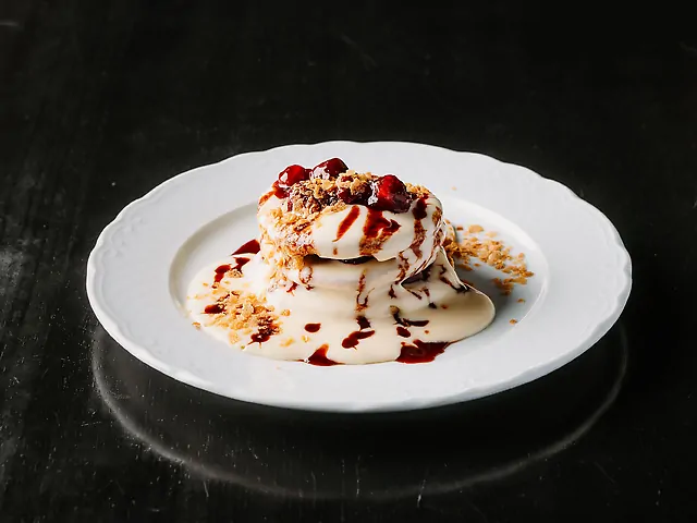 Cherry Pancakes з заварним кремом