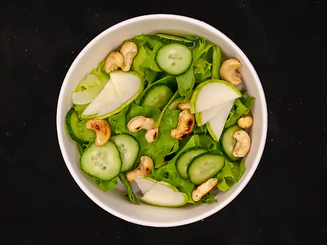 Зелений салат з кешью та імбирним соусом