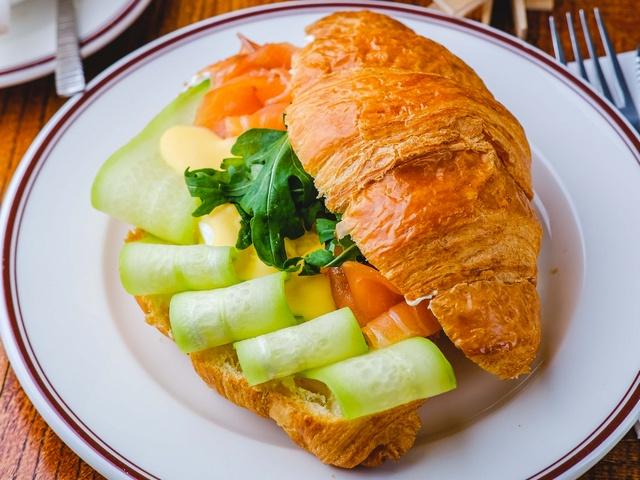 Круассан с лососем и яйцом пашот