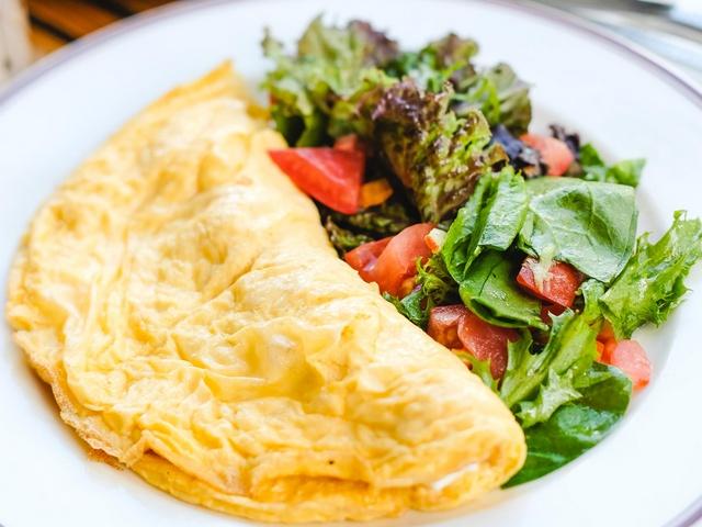 Омлет из трех яиц с сыром