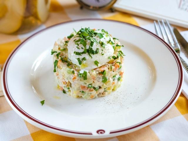 Оливье с яйцом пашот