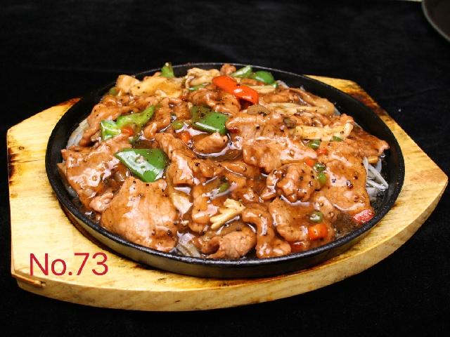 73. 铁板牛肉Смажена яловичина на розпеченій сковорідці