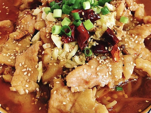 32.水煮肉片Тушкована свинина з овочами(гостро)
