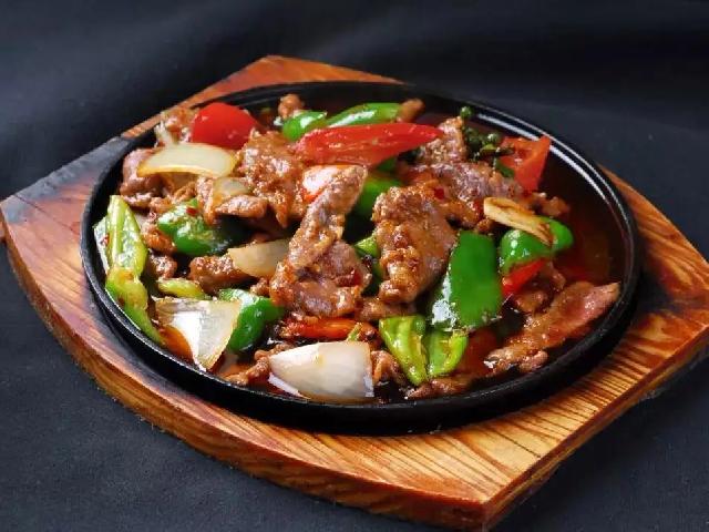 28. 铁板猪肉Смажена свинина на розпеченій сковорідці
