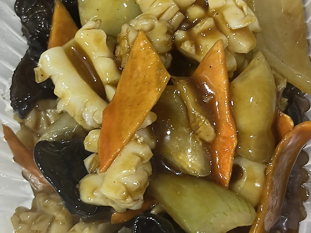 99.铁板鱿鱼Смажені кальмари з овочами на розпеченій сковорідці