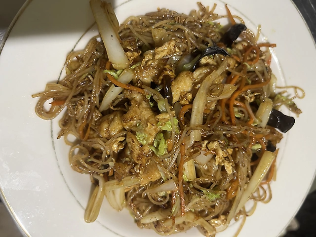 157. 鸡肉炒粉干Смажена рисова локшина з куркою