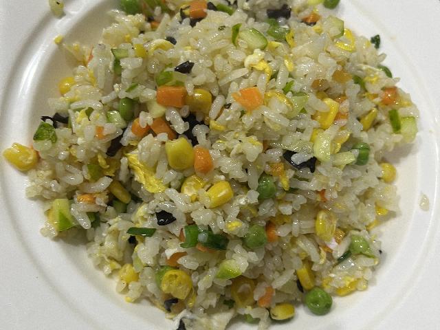 134.什锦炒饭 Смажений рис з овочами
