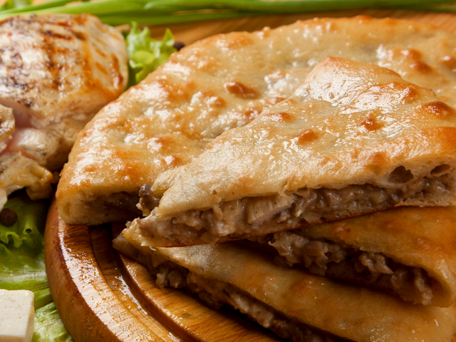 Пиріг з куркою, грибами, сиром