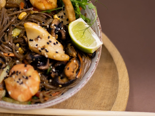 Локшина соба з морепродуктами