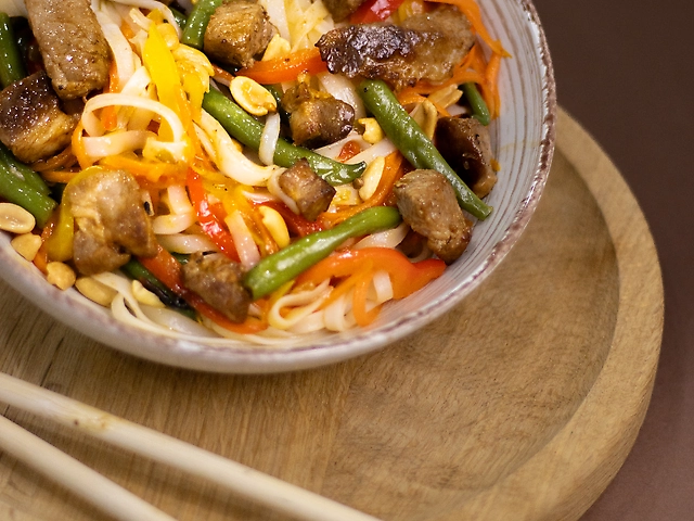 Рисова локшина зі свининою