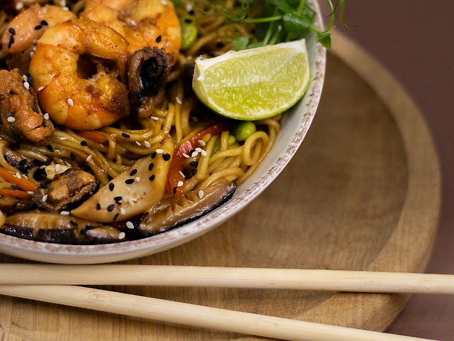 Яєчна локшина з морепродуктами