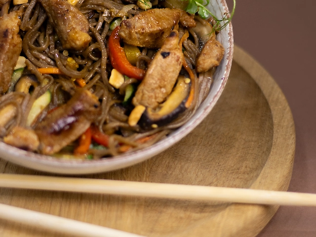 Локшина соба зі свининою