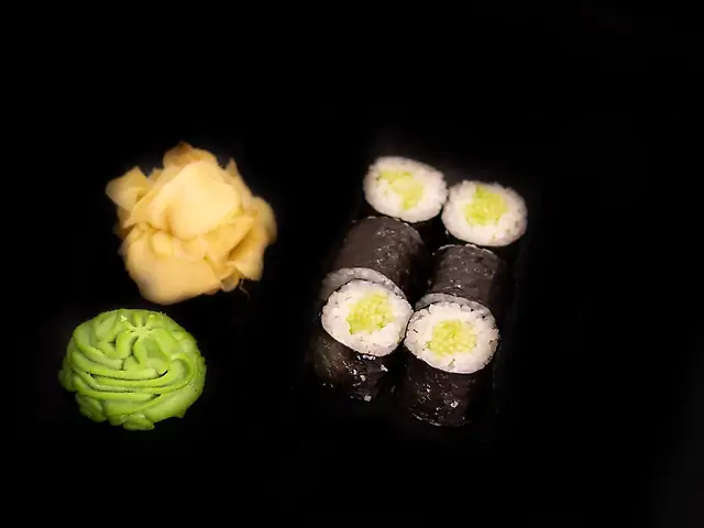 Рол Макі з огірком