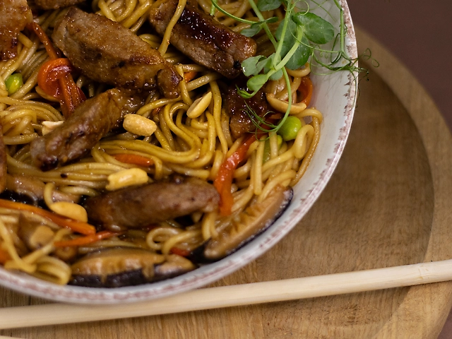 Яєчна локшина зі свининою