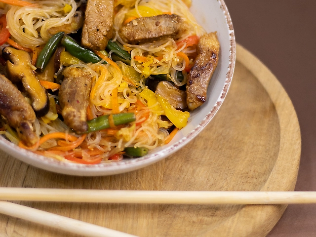 Локшина скляна зі свининою