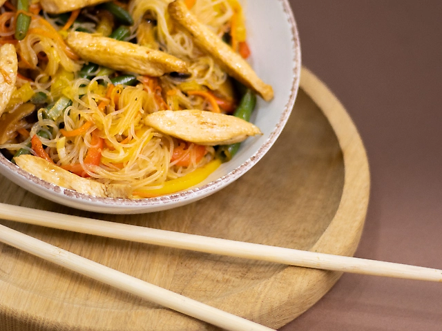 Локшина скляна з куркою