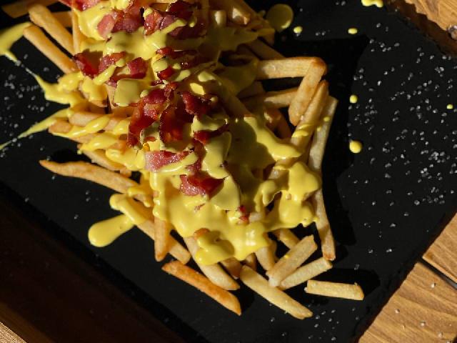 Картопля фрі з сиром та беконом