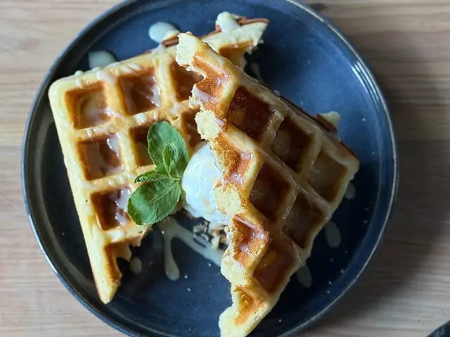 Бельгійська вафля з морозивом та згущеним молоком