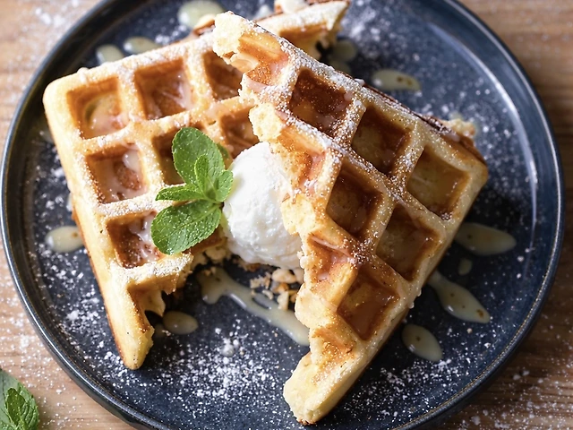 Бельгійська вафля з морозивом та згущеним молоком