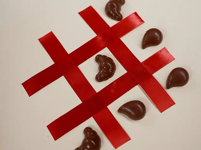 Цукерка у молочному шоколаді з начинкою