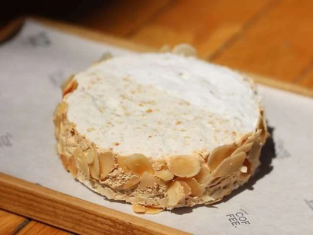 Мигдальний шарлот