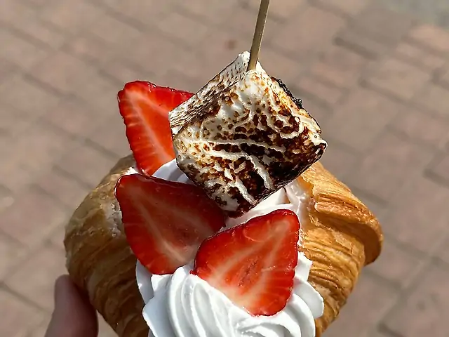 Круасан полуниця маршмелоу