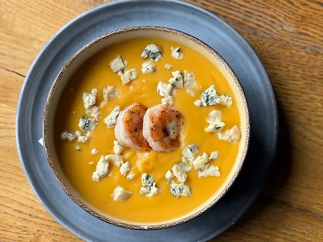 Гарбузовий крем-суп з креветками та сиром Дор Блю