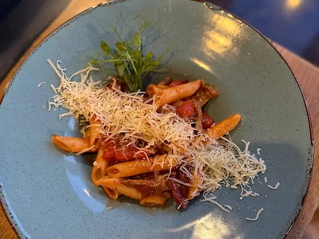 Паста з телятиною в томатному соусі