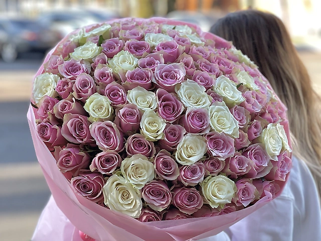 Букет із бело-розовых роз