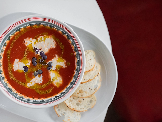 Томатный суп с моцареллой и соусом песто.