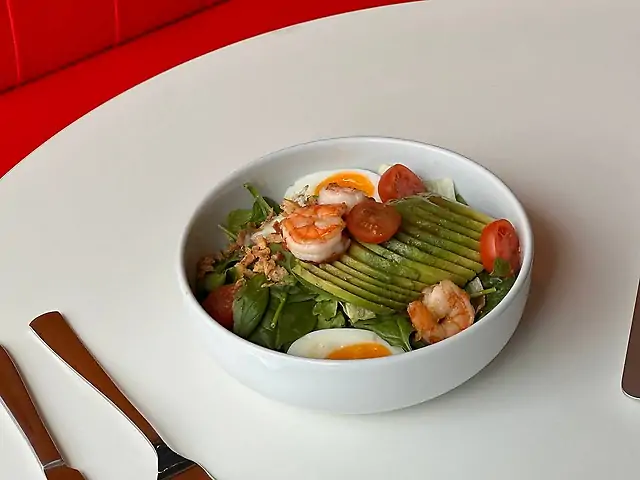 Salad with shrimp and avocado