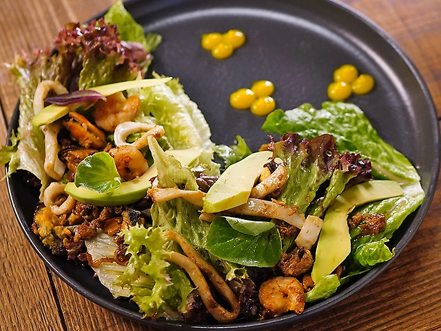 Салат з морепродуктами та авокадо