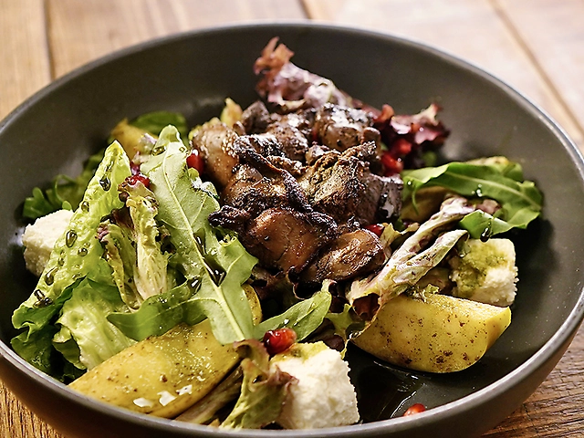 Салат з курячою печінкою і козячим сиром