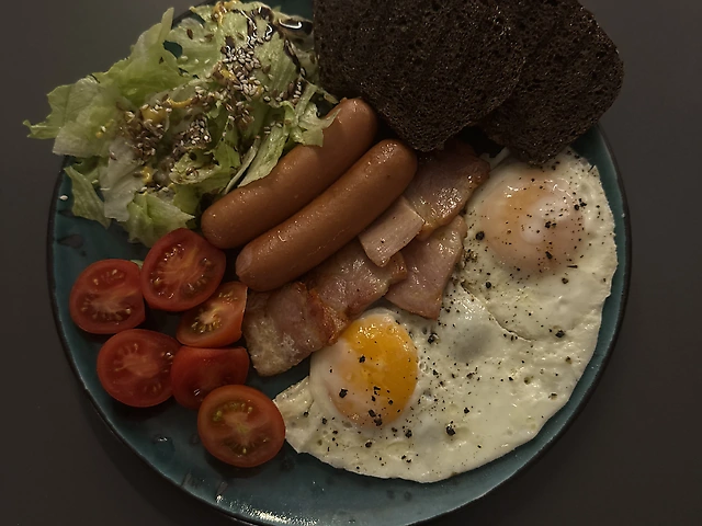 Яєчня з беконом та сосисками