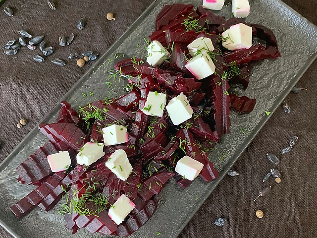 Буряковий салат з сиром фета