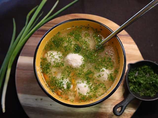 Курячий бульйон з фрикадельками та кускусом