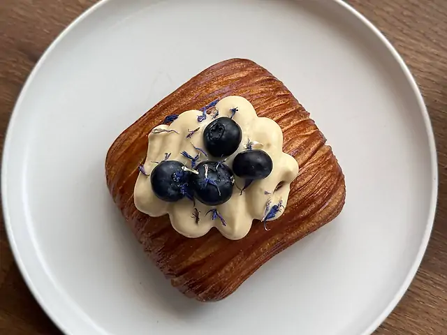 Pan Suisse з заварним кремом та лохиною