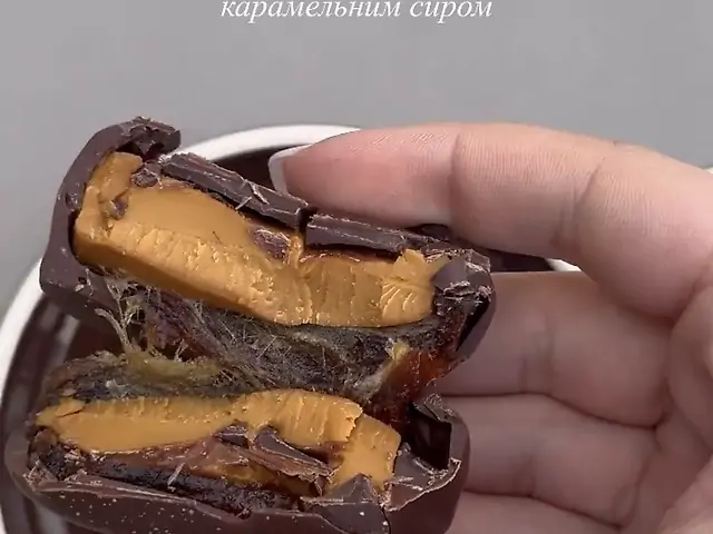 Фінік в чорному шоколаді з карамельним сиром