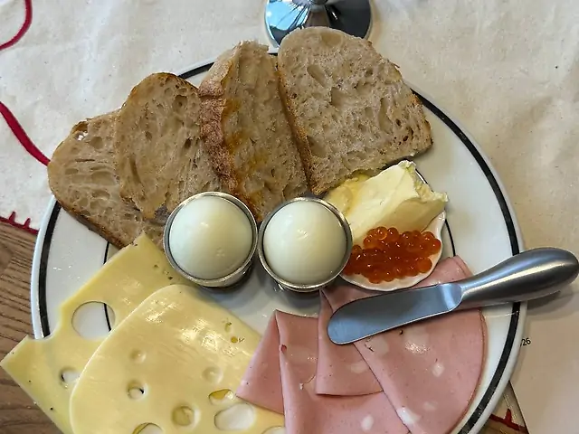 Сніданкова таця з ікрою