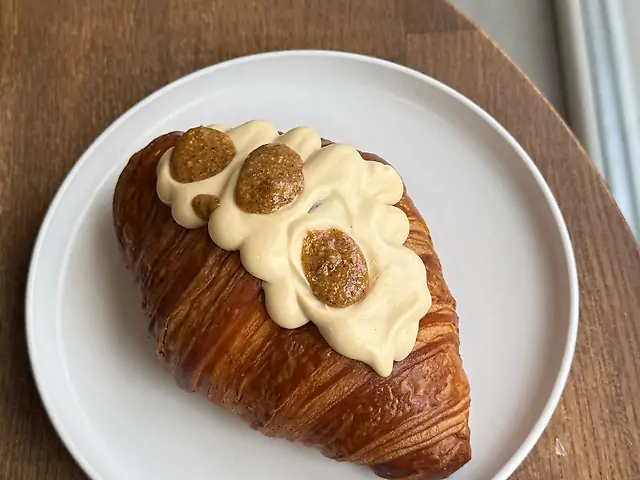 Круасан з кремом солона карамель та фундучним праліне