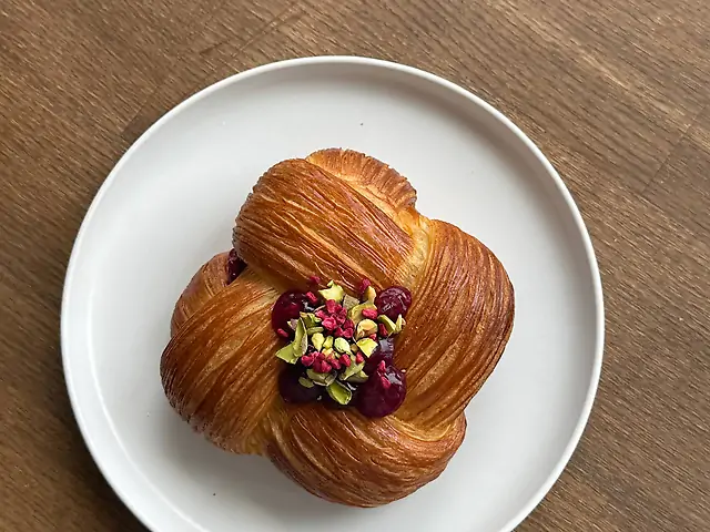 Булочка шахматка фісташка-малина