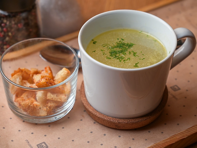 Чашка гарячого та ароматного курячого бульйону