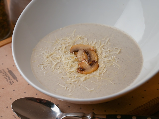 Ароматний крем- суп із грибів ,подаємо з сиром та сухариками